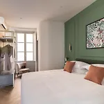 Flora Deluxe Apartment