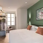 Flora Deluxe Apartment